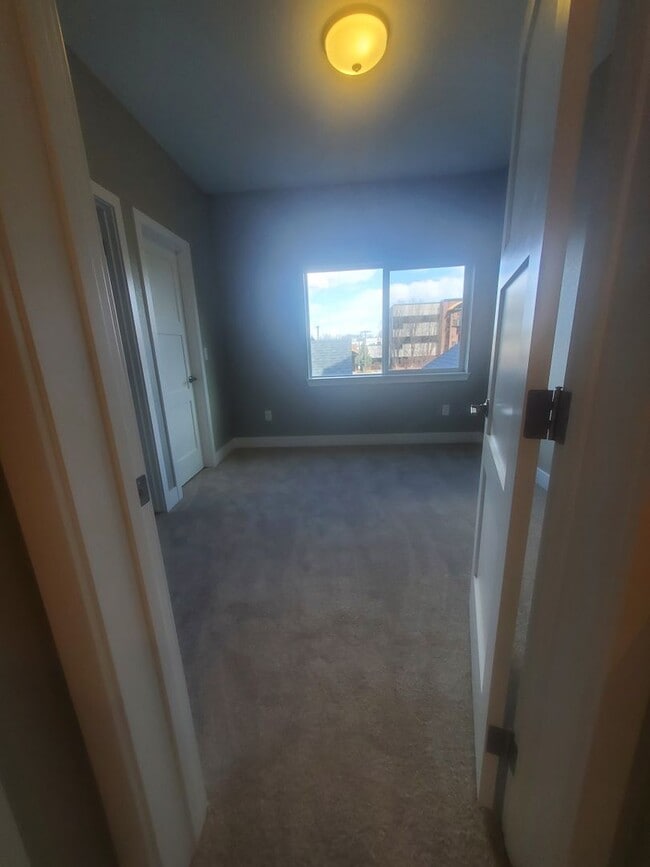 Building Photo - Beautiful and Updated 2BR Townhome With At...