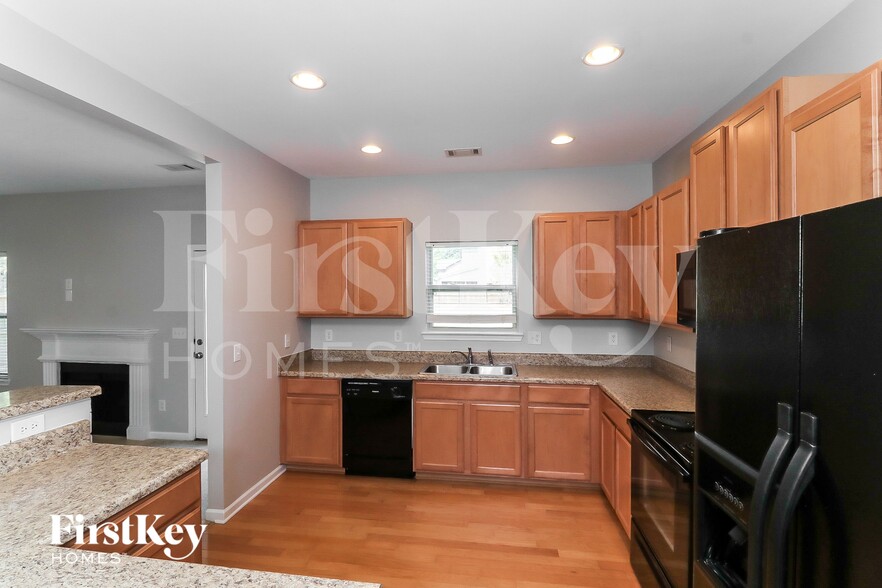 Building Photo - 7271 Silk Tree Pointe