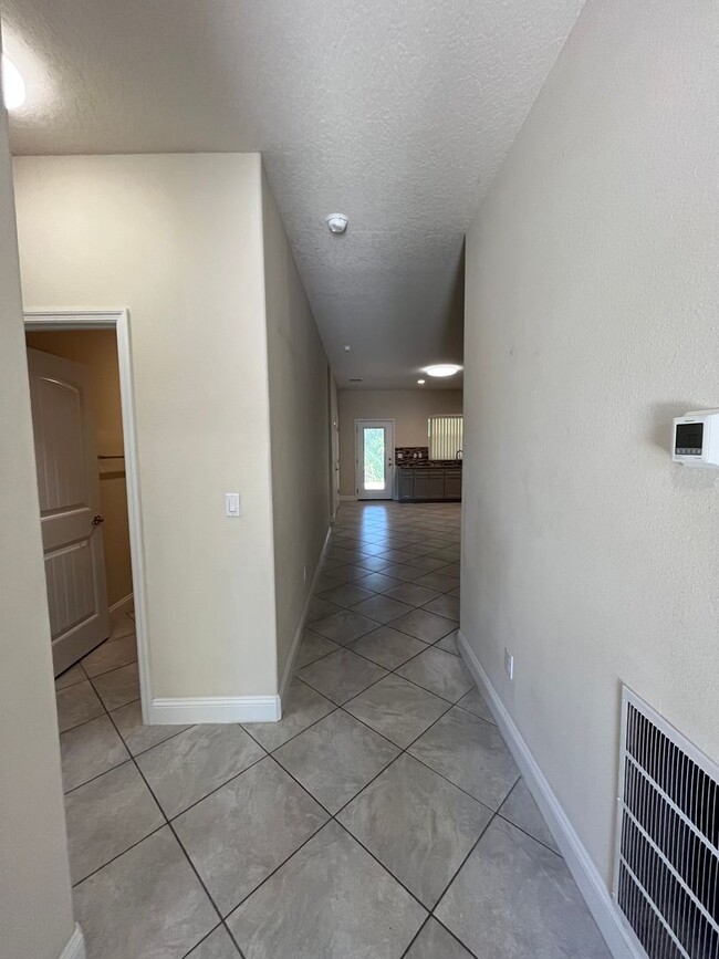Building Photo - Charming 3 bedroom, 2 bathroom dulplex loc...