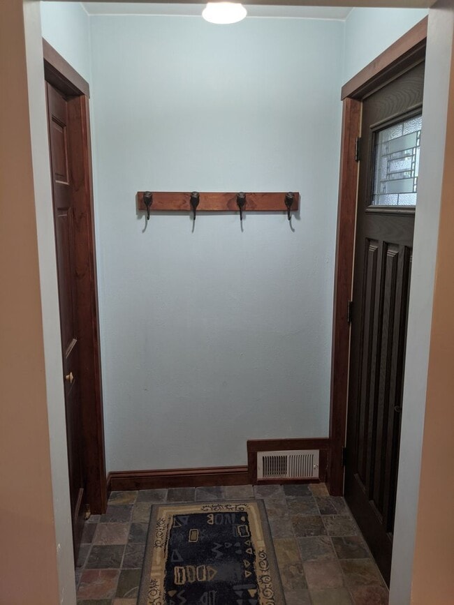 Building Photo - Amazing 4 Bedroom 2 Bathroom House with Garage!