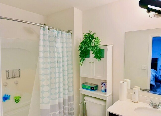 Building Photo - 2995 Madison Dr