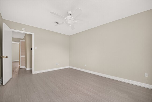 Building Photo - 10383 Briar Forest Dr