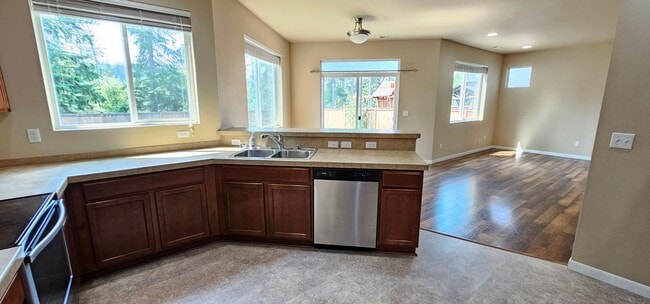 Building Photo - Spacious Port Orchard Home