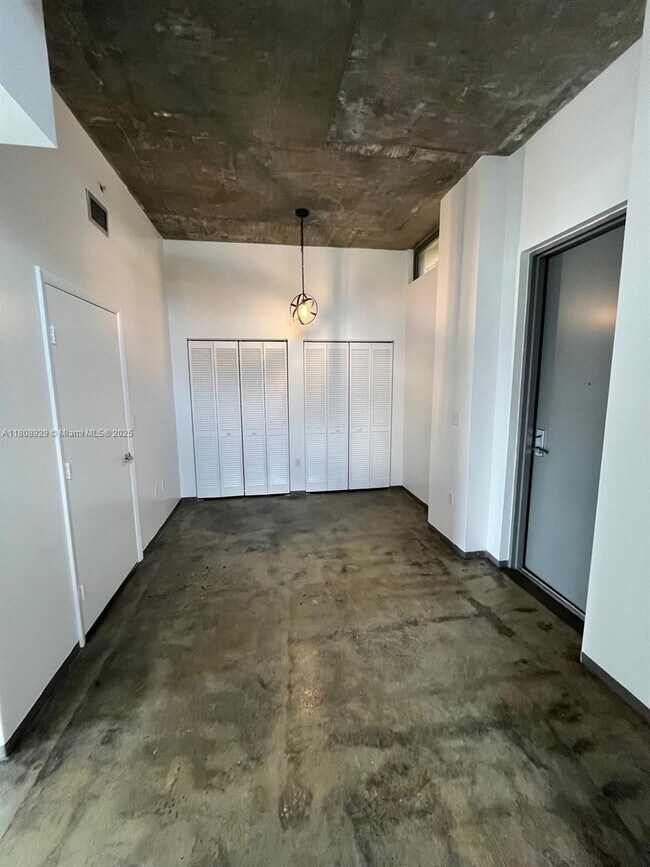 Building Photo - 455 NE 25th St