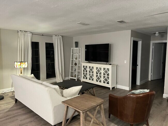 Building Photo - 652 Glenview Dr