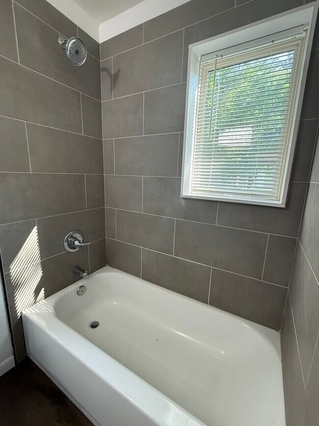 Building Photo - 908-910 Wells St