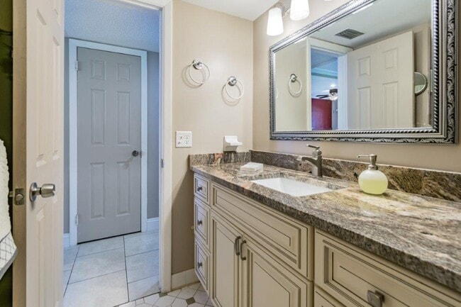 Building Photo - 650 Pinellas Point Dr S