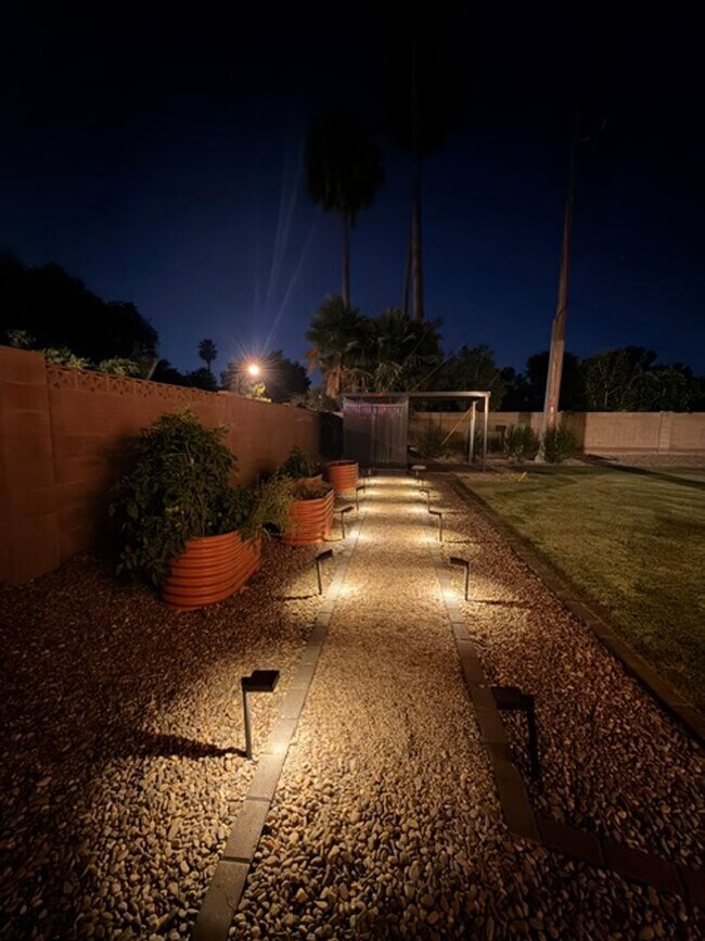 Building Photo - Updated Central Phoenix 3 bed, 2 bath with open layout, stainless steel appliances, and large irr...