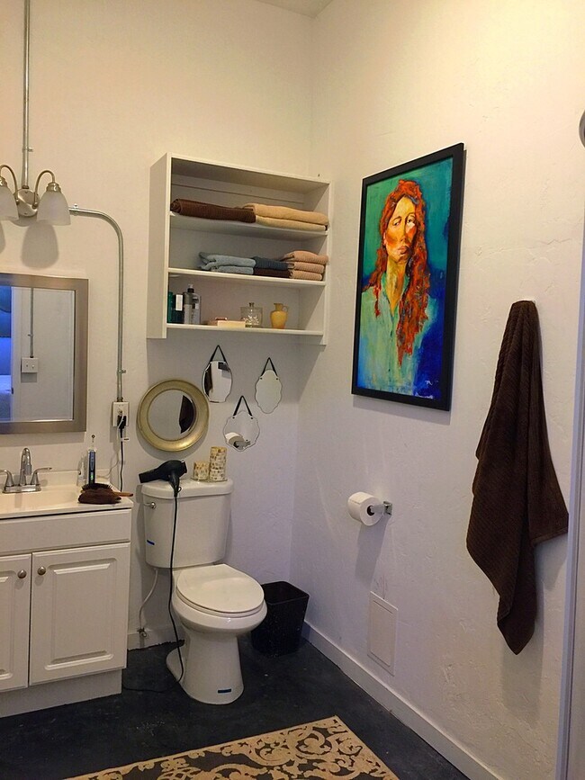 Building Photo - Urban Living- One bedroom/1Bath Flat- Unique Design- Great Location