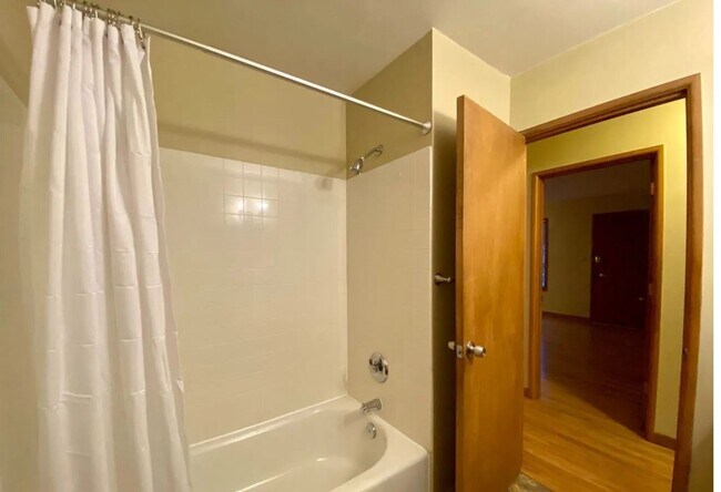 Building Photo - Charming and attractive 2 bed/1 bath in Irvington Neighborhood!