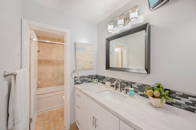 Building Photo - 11645 Montana Ave