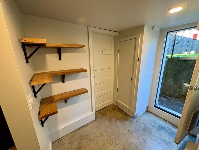 Building Photo - Ballard Duplex - Lower Unit