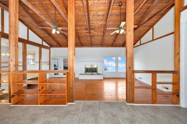 Building Photo - Spacious & Charming in Scottsboro!