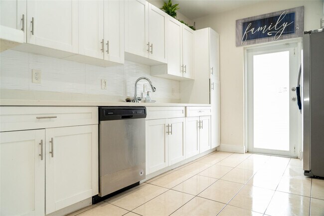 Building Photo - 2710 NW 5th St