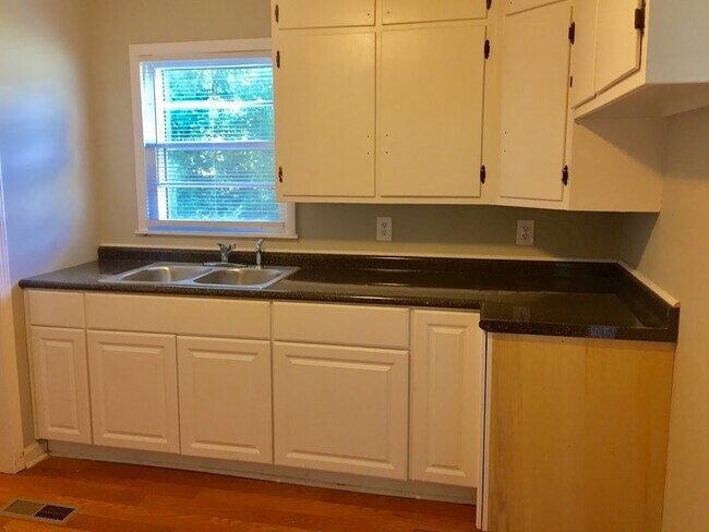 Building Photo - 756 Meadowbrook Dr