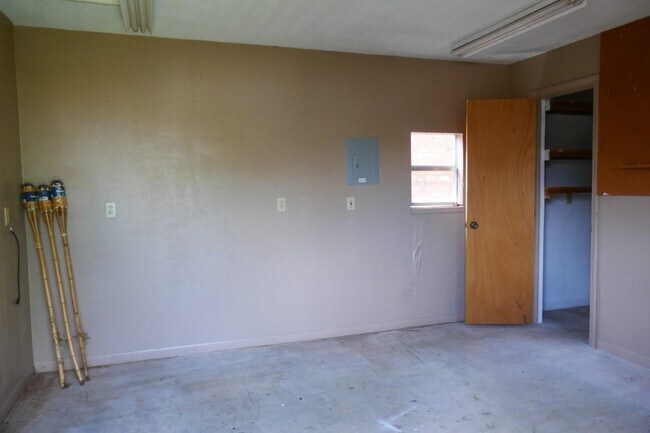 Building Photo - 5503 NW Wilfred Dr