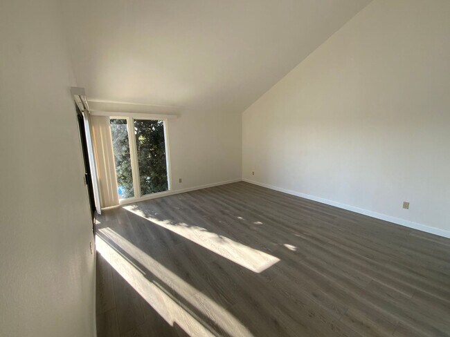 Building Photo - 3 Bedroom Condo on the Bay!