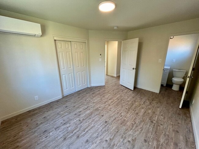 Building Photo - Completely Updated Irvington House!