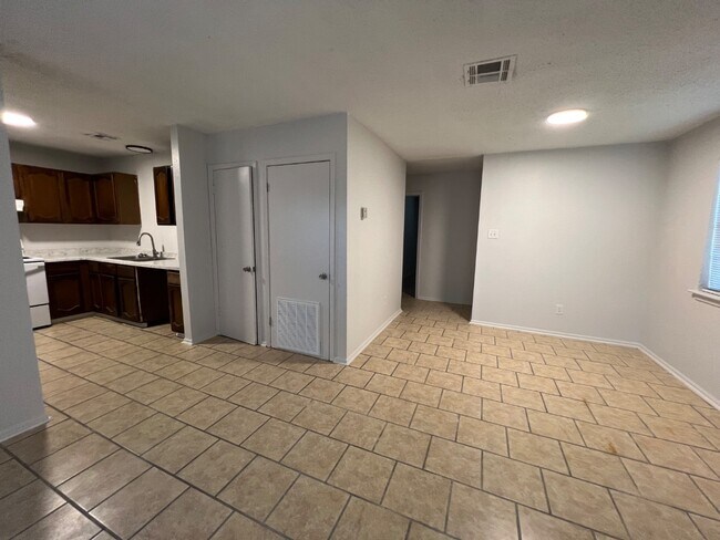 Building Photo - 406 Herbert Rd