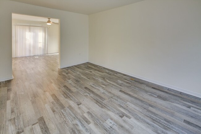 Building Photo - End Unit in New Castle -Showing Sunday 8/1...