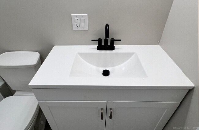 Building Photo - 2 Lakeview Ave