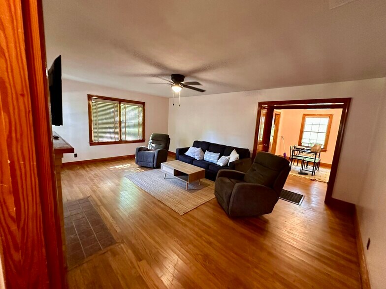 Building Photo - 47 Brentwood Dr