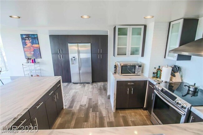 Building Photo - 3111 Bel Air Dr