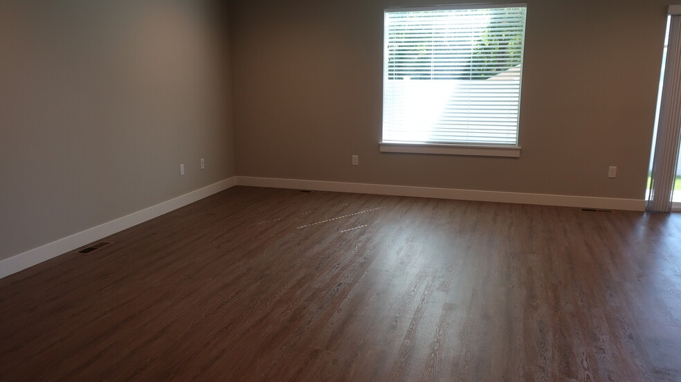 Building Photo - 1099 S New Oak Ln