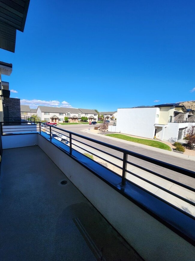 Building Photo - Modern 3-Bedroom Home with Balcony for Ren...