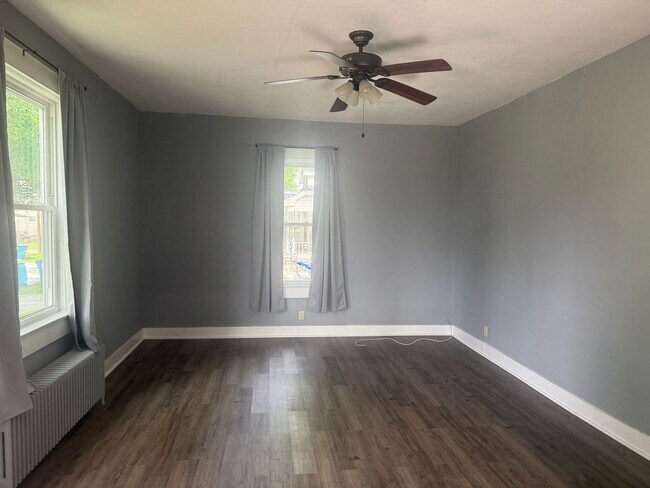 Building Photo - 2 bedroom available for a move right away!