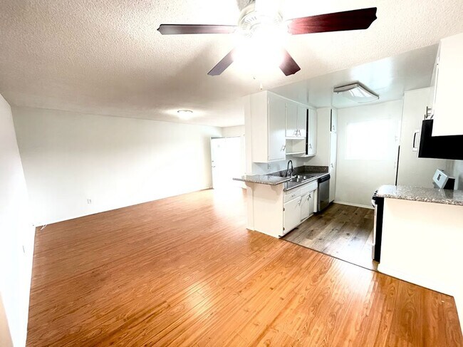 Interior Photo - 5715 Vineland Ave