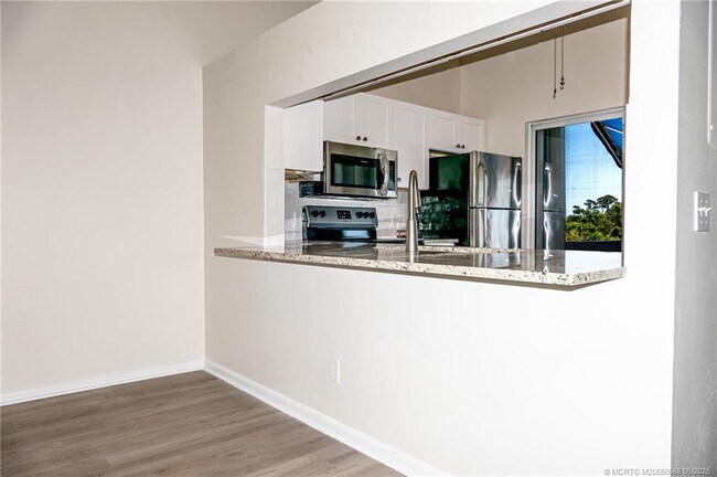 Building Photo - 1585 NE Beacon Dr