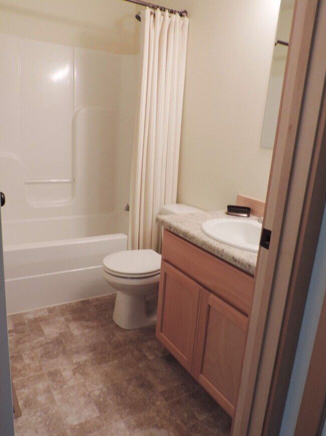 Building Photo - Beautiful 3bedroom 2 bath townhouse FOR SALE in Tioga,ND