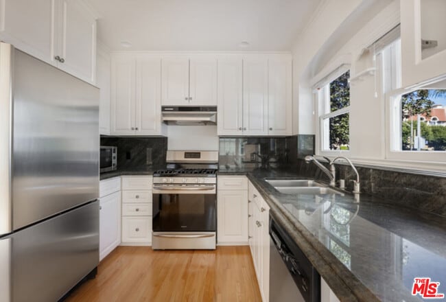 Building Photo - 8664 W Olympic Blvd