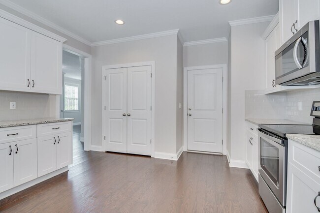 Building Photo - 983 Glenhaven Dr