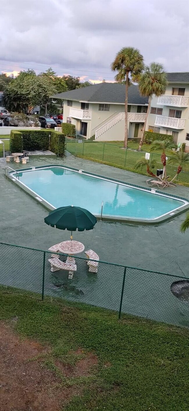 Building Photo - 4200 NW 3rd Ct