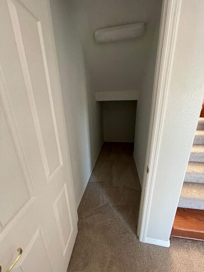 Building Photo - BRISTOL ESTATES 4 BEDRROM, 4 BATHROOMS, 3 CAR GARAGE HOUSE