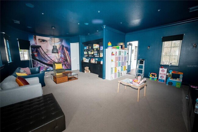 Building Photo - 719 Eastlawn Dr