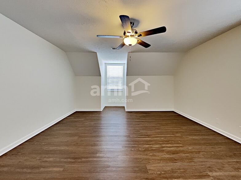 Building Photo - 1128 Eastwoods Dr