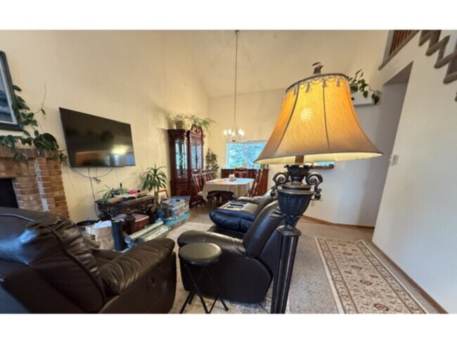 Building Photo - Northeast 3 Bedroom Home For Rent!