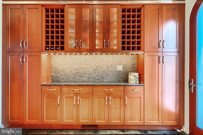 Building Photo - 1301 Hull St