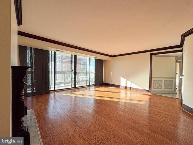 Building Photo - 3800 Fairfax Dr