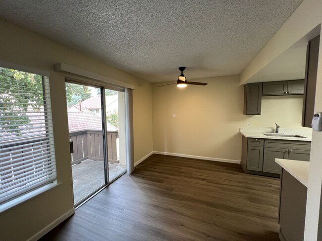 Building Photo - Updated 2 bedroom condo located in a gated...