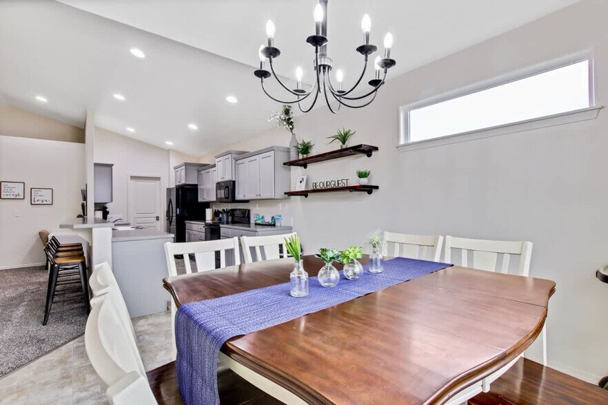 Building Photo - 2213 E Elm Grove Dr