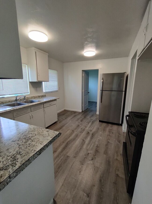 Building Photo - 3 Bedroom 1 Bath House