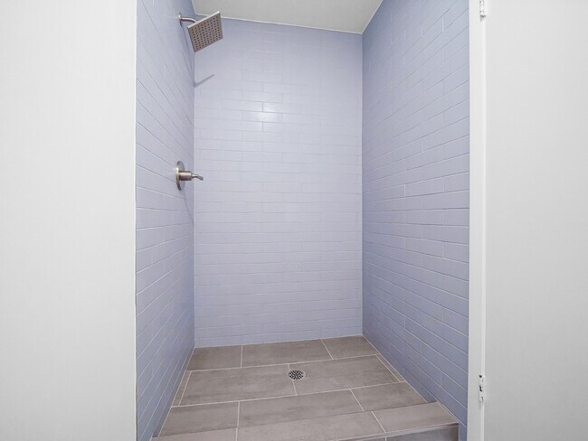 Building Photo - 2139 Lake Village Dr