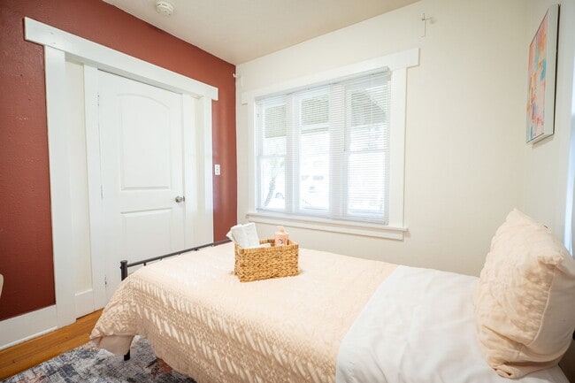 Building Photo - Spacious Furnished Home Near Pasadena City College