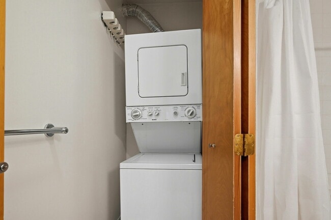 Building Photo - 2001 McAllister St