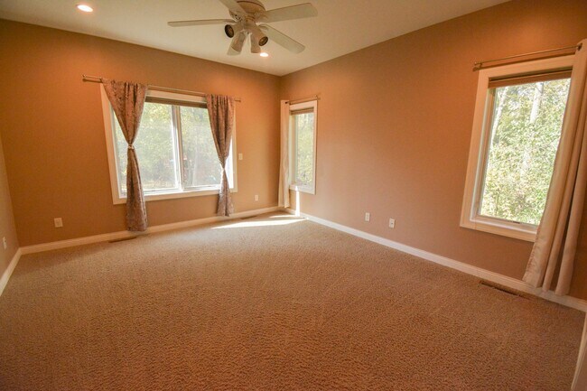 Building Photo - STUNNING 5 Bed 3.5 Bath Luxury Home!
