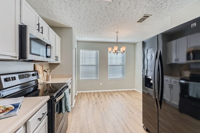 Building Photo - 5855 Monroe Crossing